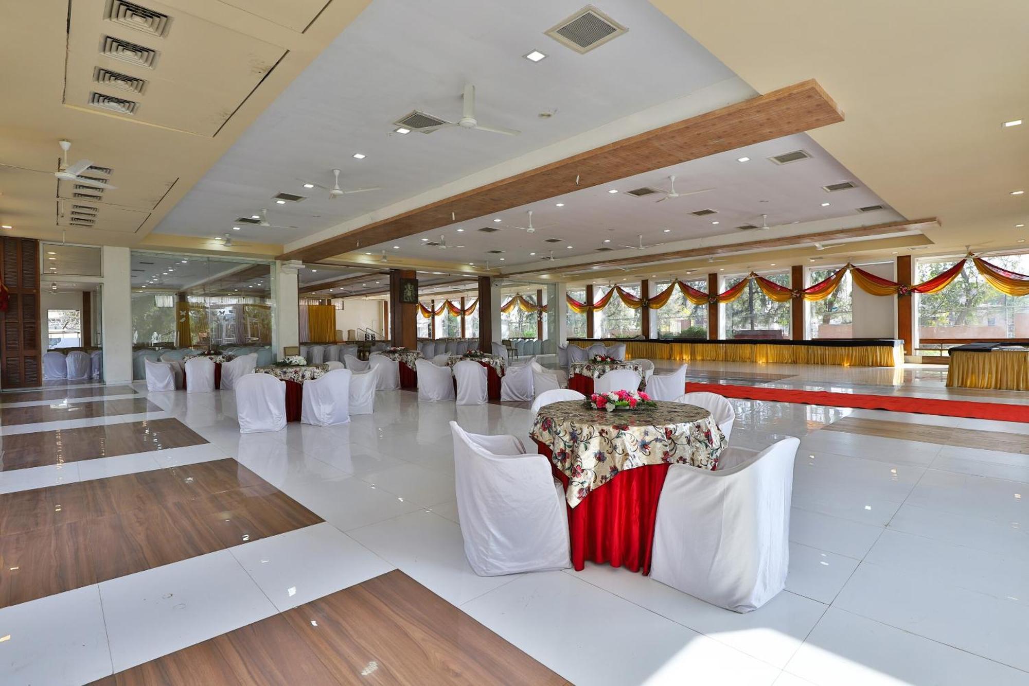 Oyo Milan Party Hall Вадодара Екстериор снимка