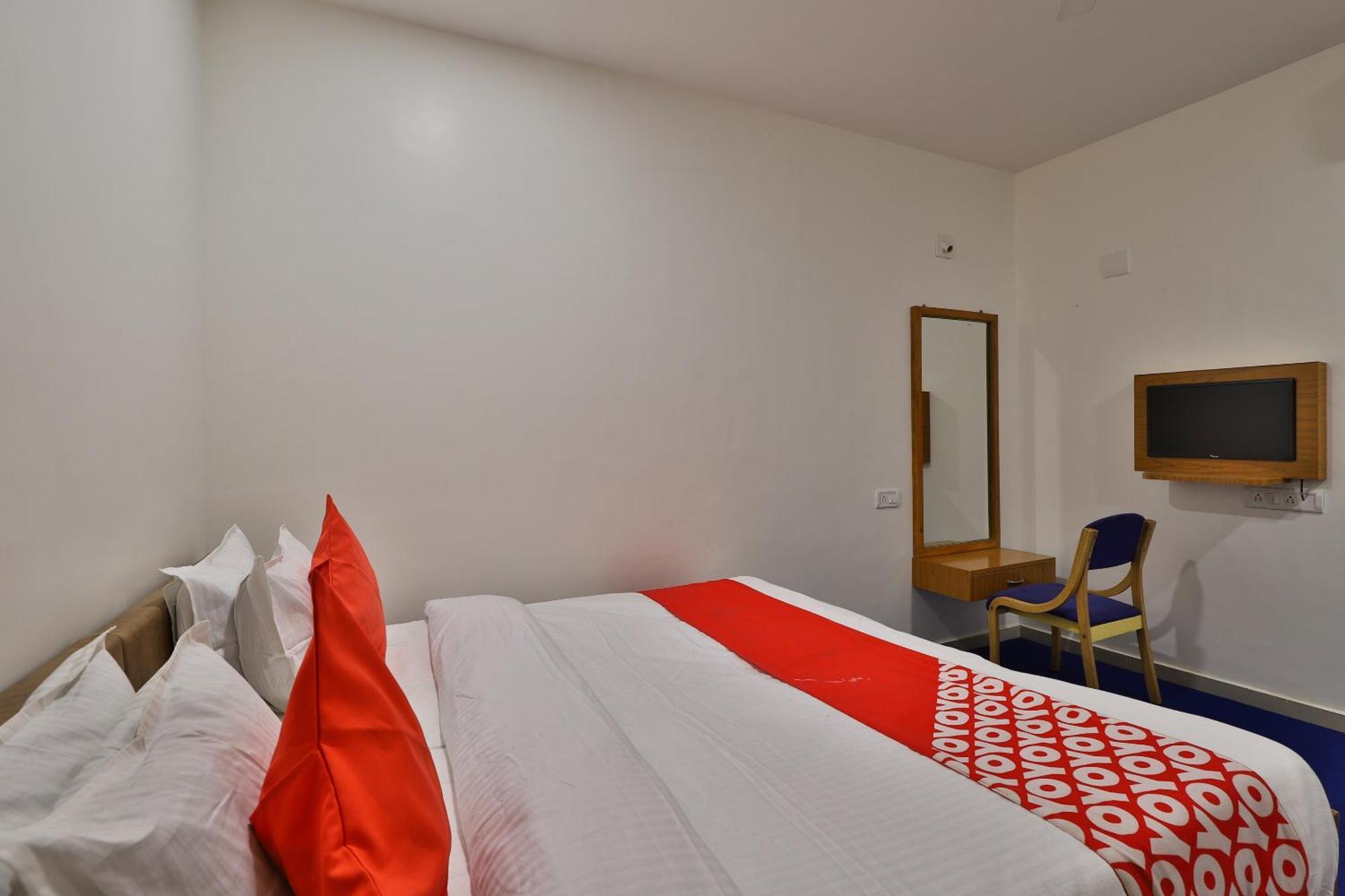 Oyo Milan Party Hall Вадодара Екстериор снимка