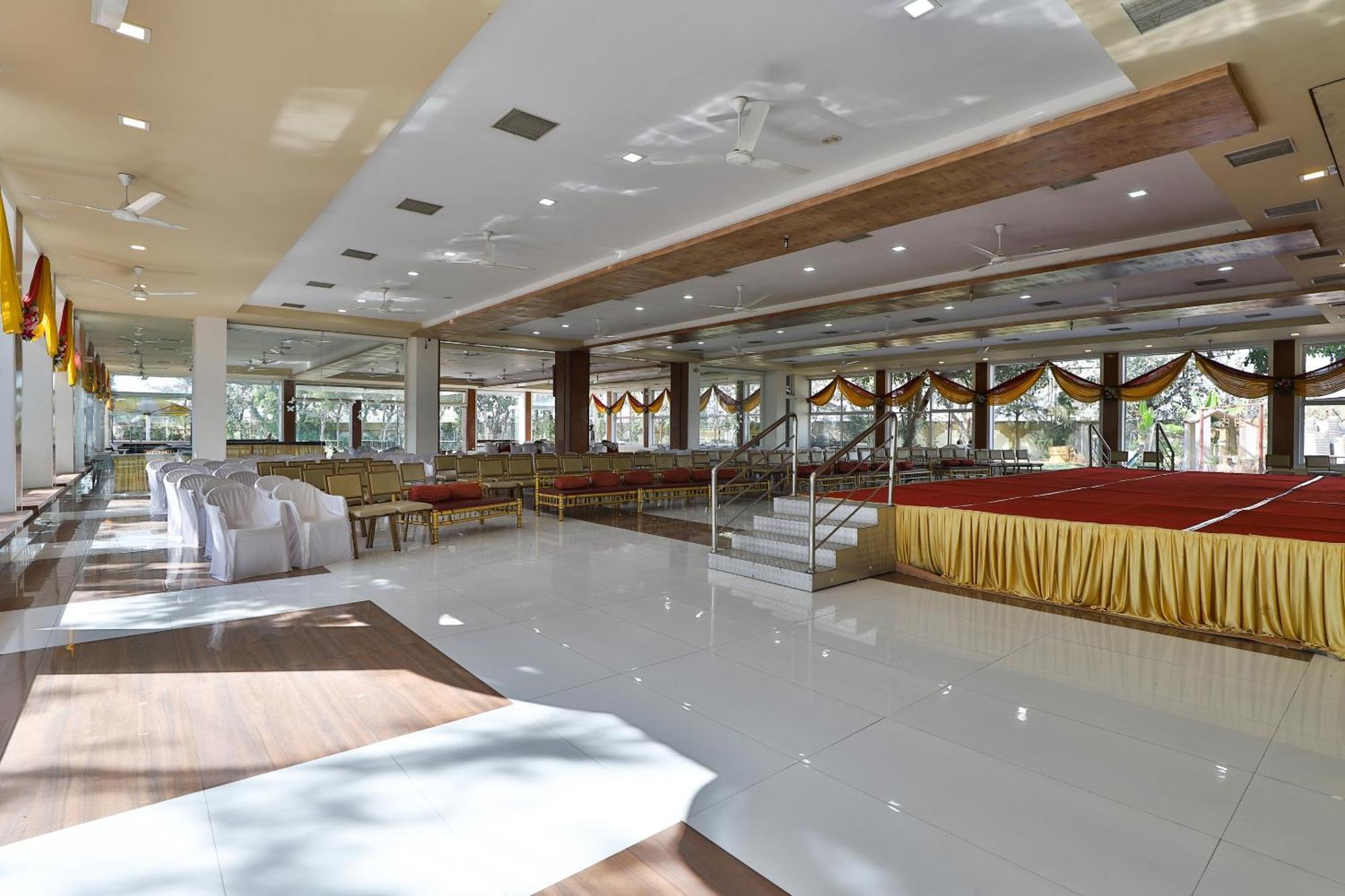 Oyo Milan Party Hall Вадодара Екстериор снимка