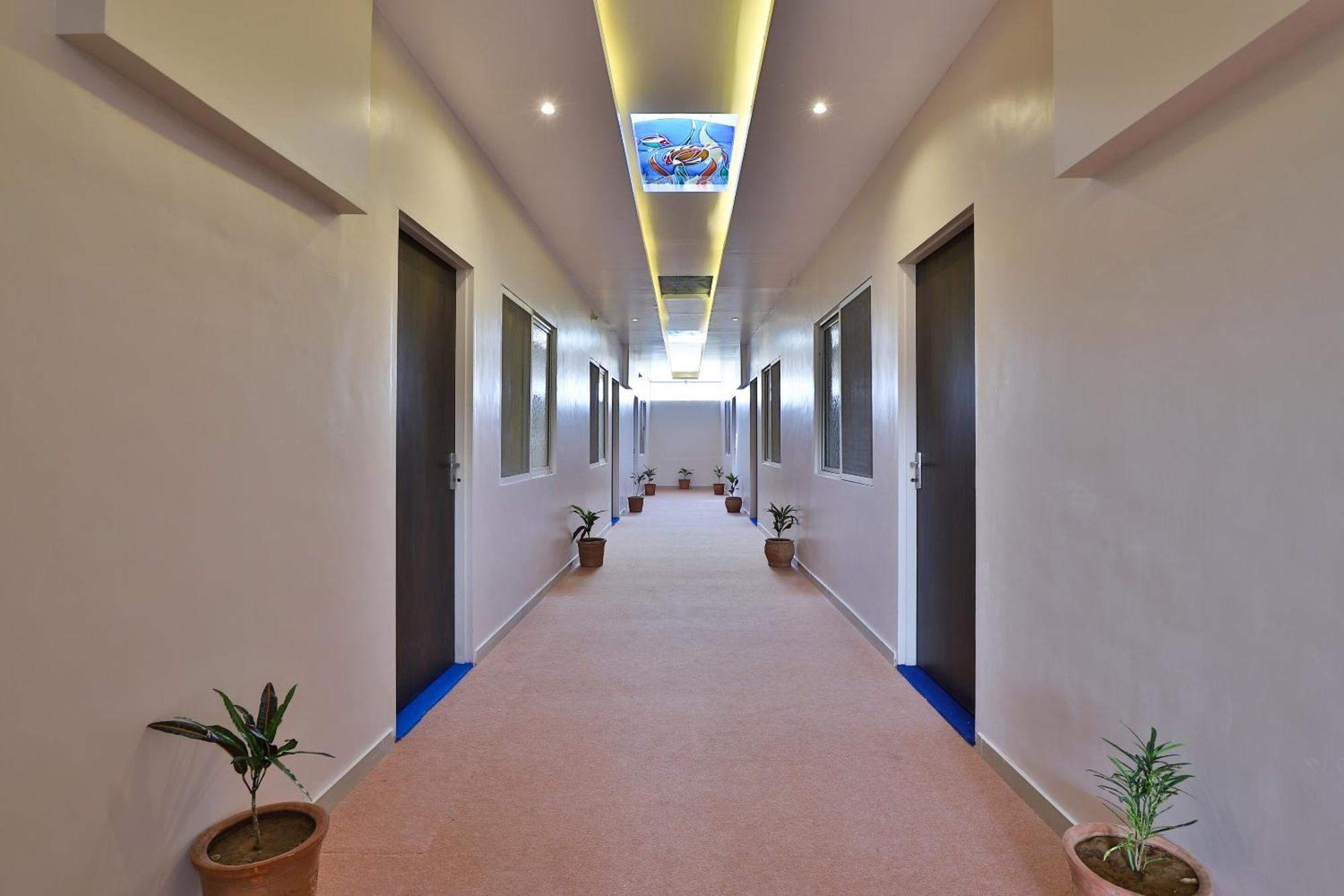 Oyo Milan Party Hall Вадодара Екстериор снимка