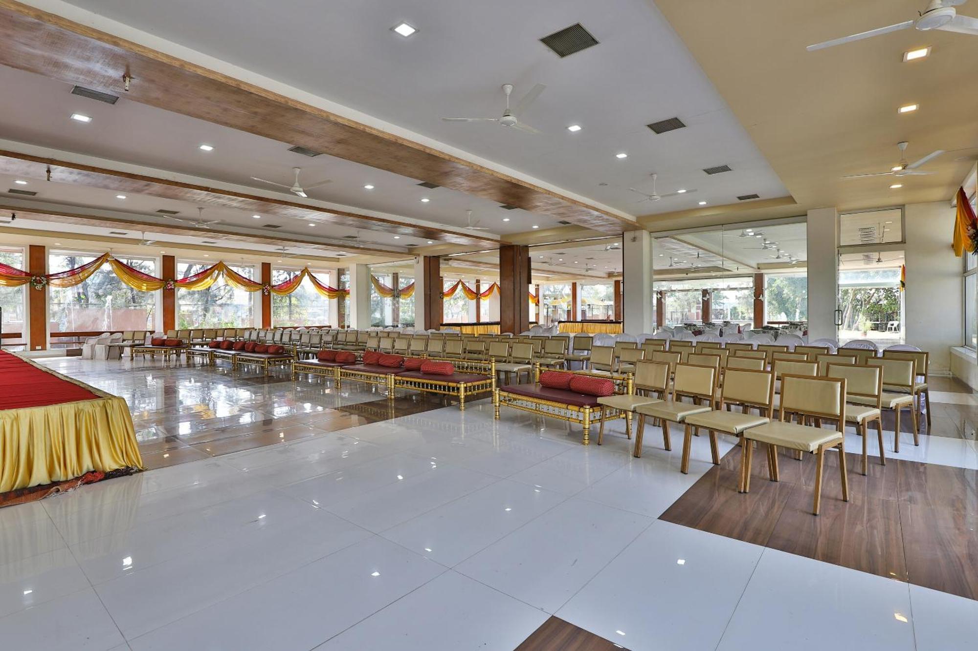Oyo Milan Party Hall Вадодара Екстериор снимка