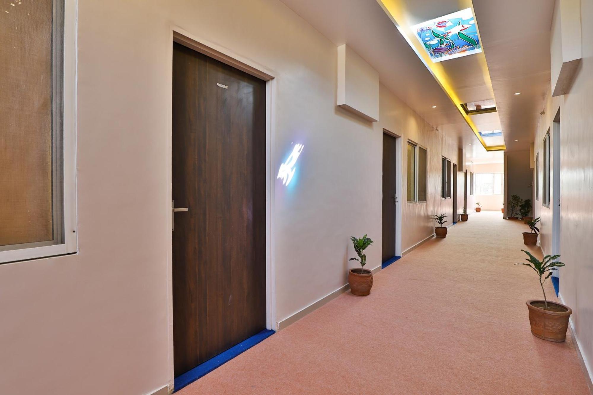 Oyo Milan Party Hall Вадодара Екстериор снимка